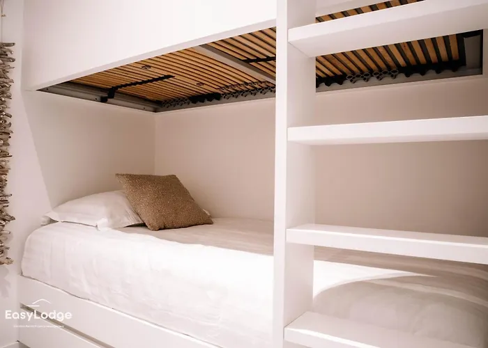 Stijlvol Met Terras En Panoramisch Zeezicht *