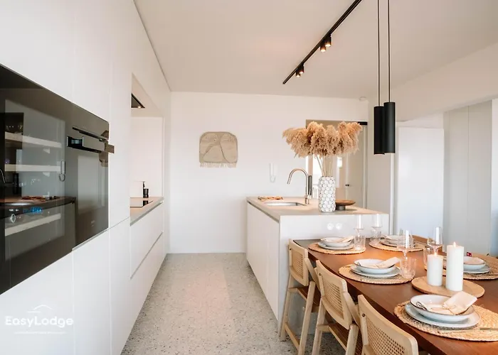 Stijlvol Met Terras En Panoramisch Zeezicht Appartement